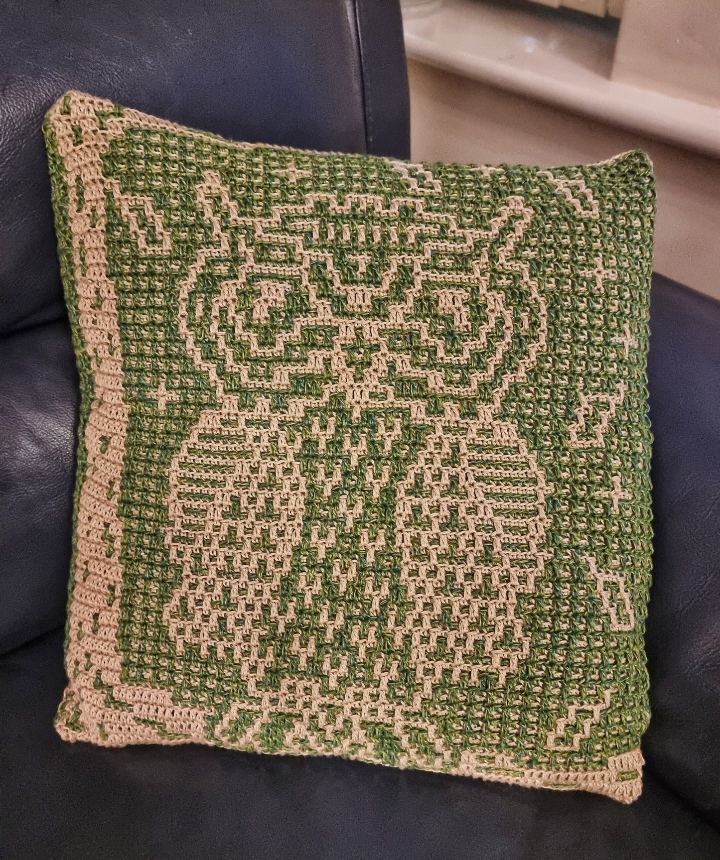 owlsaic wall hanging/ pillow case PDF crochet chart